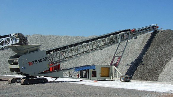 Telescopic conveyor system stockpiling aggregates